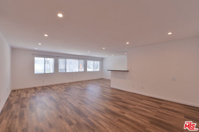 Building Photo - 136 S Palm Dr