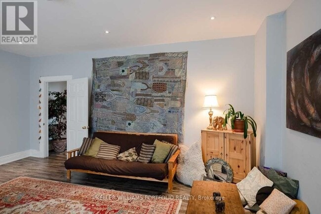 Building Photo - 2 Bloor St W