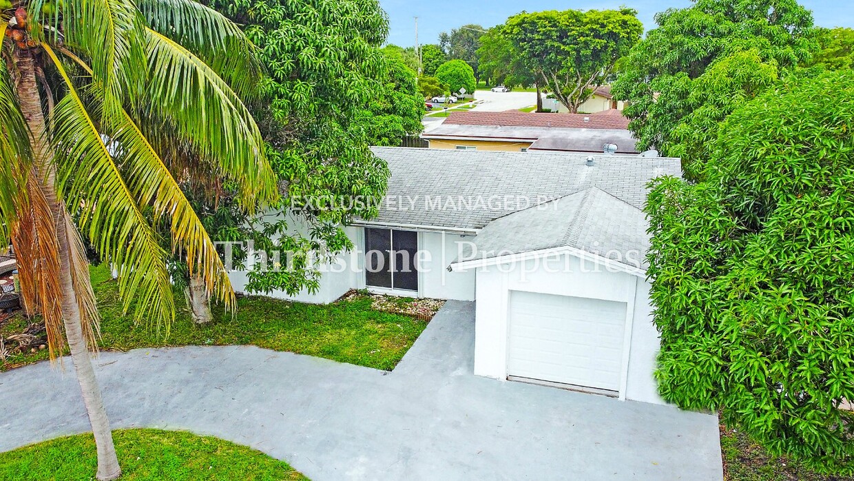 Foto principal - 8241 SW 3rd Ct