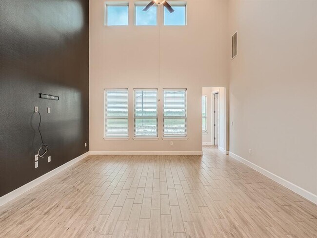Building Photo - 2800 Sebring Cir