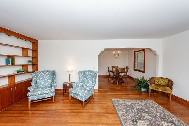 Building Photo - 3 Bedroom Classic Summerville Home!