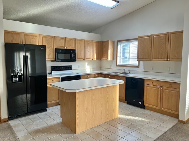 Building Photo - Spacious 3 Bed, 2 Bath Twinhome in South F...