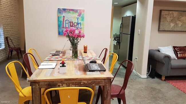 Building Photo - 924 W 23rd St