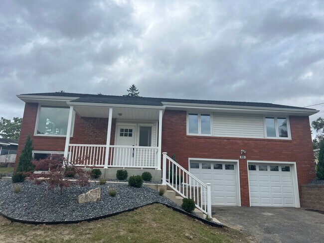 Building Photo - Beautifully Renovated 4 Bed/ 2 Bath with 2...