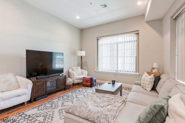 Building Photo - 237 Centre St