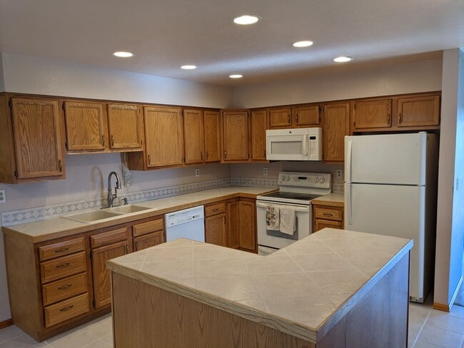 Building Photo - Stunning Golden Townhouse On Top of The World!