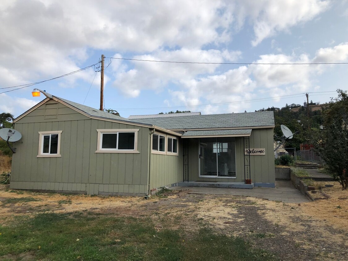 Primary Photo - Recently Updated 2 Bedroom 1 Bathroom with...