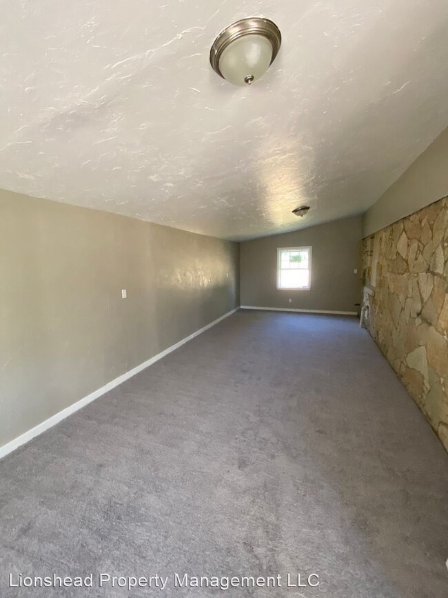 Building Photo - 4 br, 1 bath House - 9401 NE 10th St