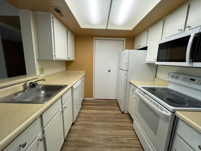 Foto del edificio - 2 Bedroom / 2 Bathroom Apartment in South Reno