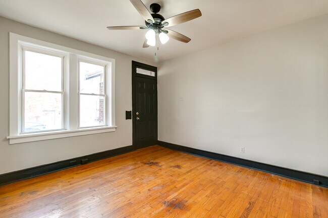 Foto del edificio - 4918 Winona Ave