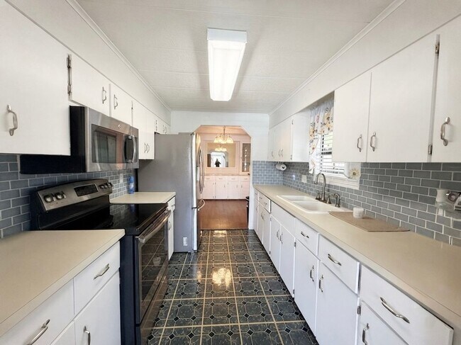 Building Photo - 2140 Pebble Beach Blvd