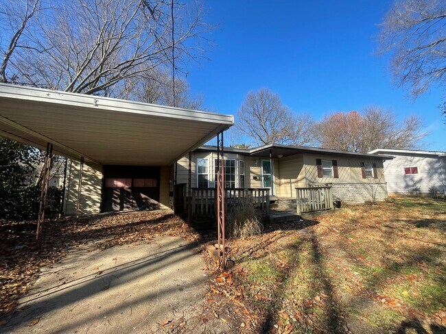 Building Photo - Rent this beautiful 3 Bedroom 2 Baths loca...