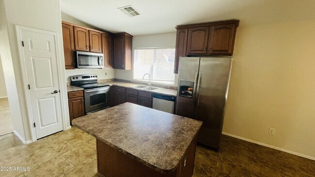 Foto del edificio - 45101 W Woody Rd