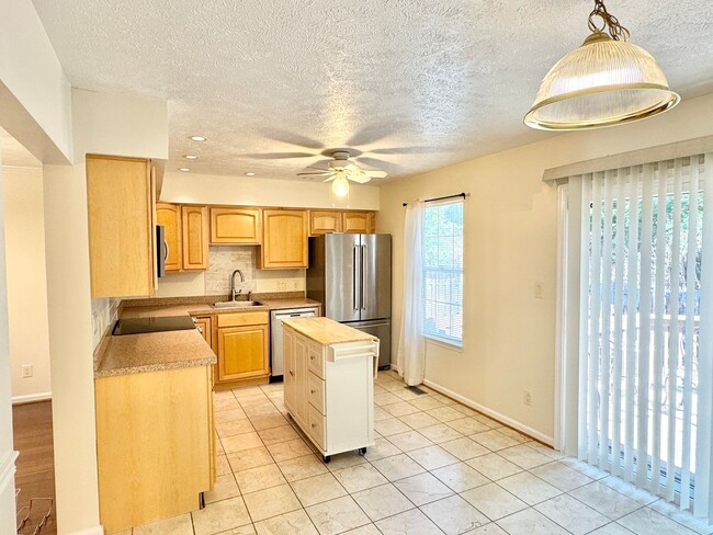 Building Photo - Bright Townhouse with Finished Basement, F...