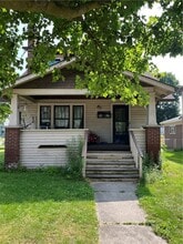 Building Photo - 707 Southport St