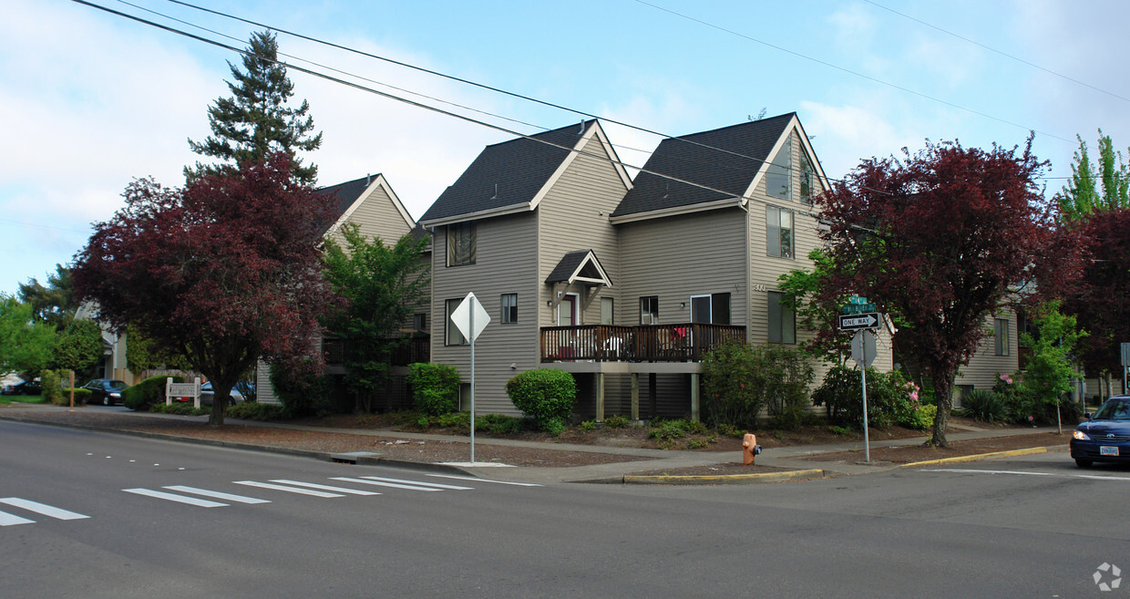 Building Photo - Plumtree Apartments