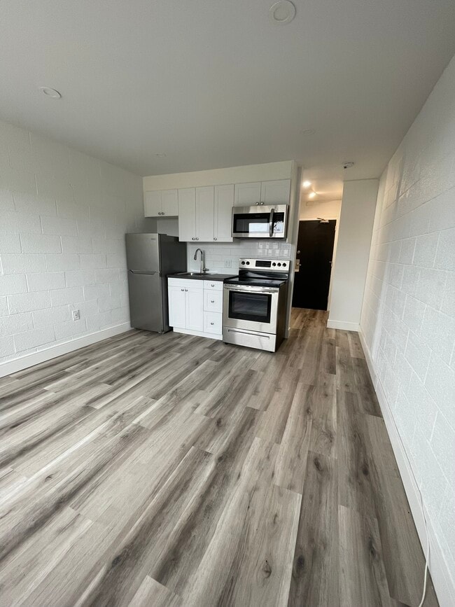 Building Photo - NEWLY RENOVATED - BACHELOR UNITS
