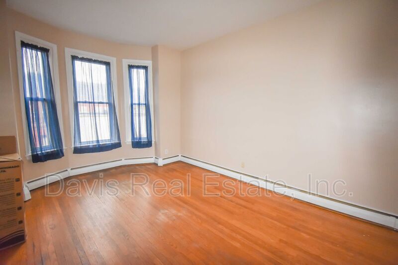 Primary Photo - 1 E Main St