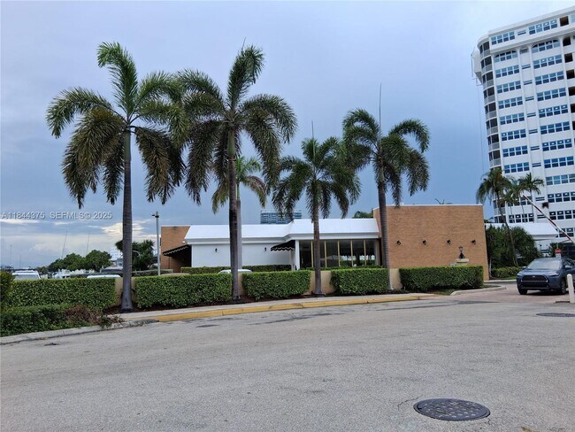 Foto del edificio - 100 Golden Isles Dr