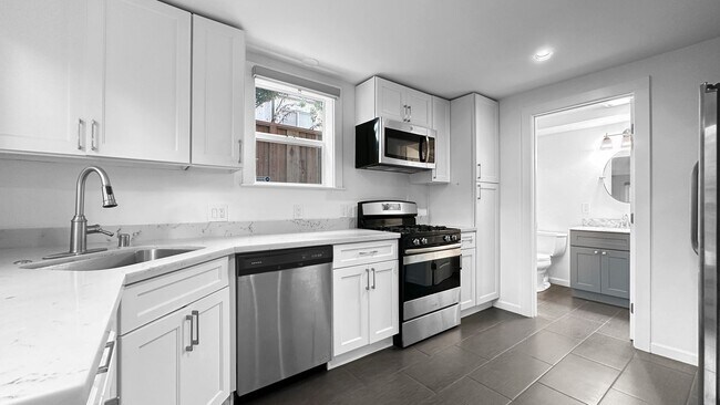 Foto del edificio - Private Gated Studio with Shared Backyard | Border of Emeryville & North Oakland