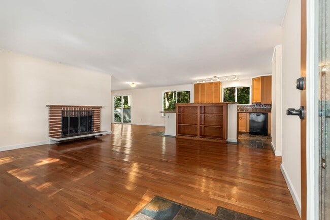 Building Photo - 3 Bdrm with Spacious Yard and Garage in Kirkland