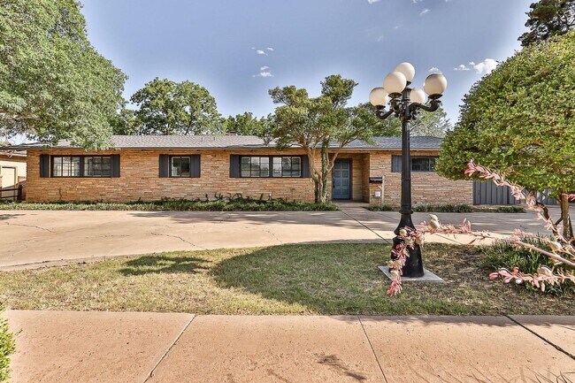 Building Photo - Large 4 Bedroom Home
