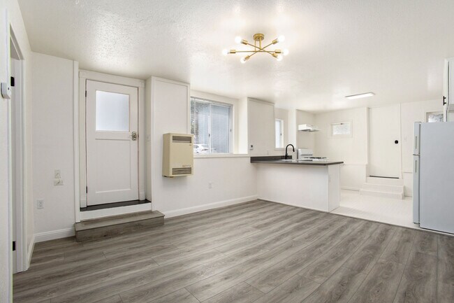 Building Photo - 2108 San Antonio Ave