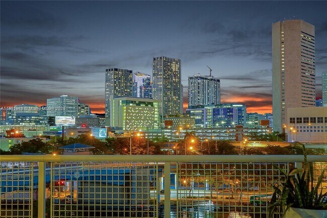 Foto del edificio - 10 SW South River Dr
