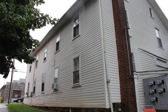 Building Photo - 120 Main St