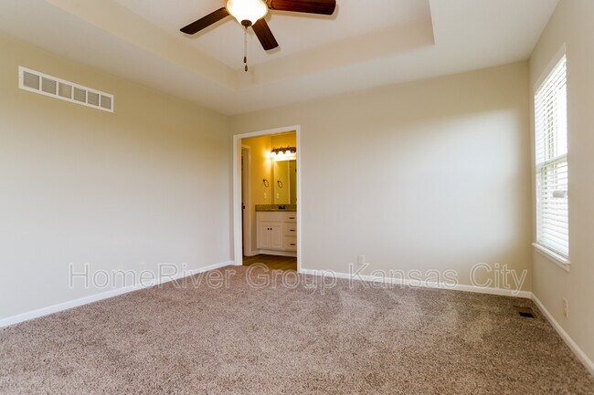 Building Photo - 900 SW Chickadee Dr
