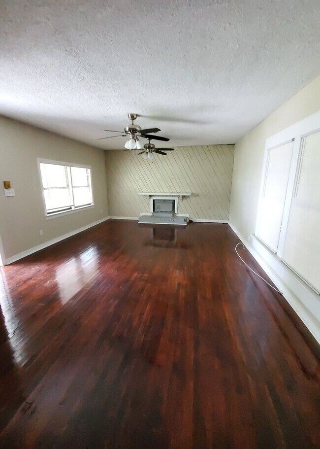 Building Photo - 1002 N 50th Ave Pensacola. Waived Applicat...
