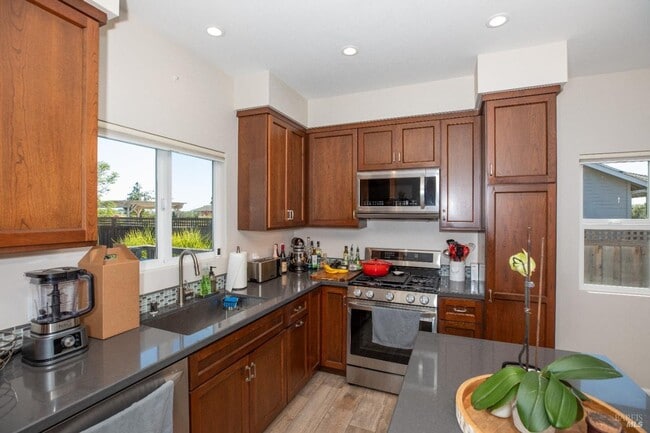 Building Photo - Nature Lover's Newer 1 bedroom single fami...