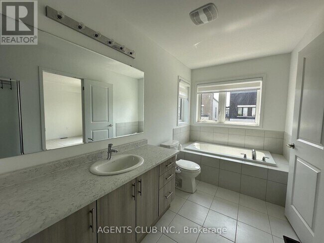 Photo du bâtiment - 761 Conlin Rd E