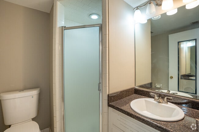 2BR, 2BA – 1,074SF - Bathroom - Shadesmont Apartments