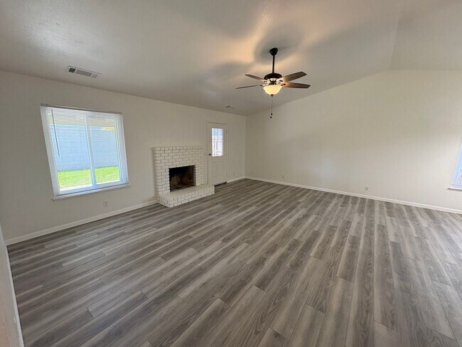 Building Photo - Newly remodeled SE Visalia home Available ...