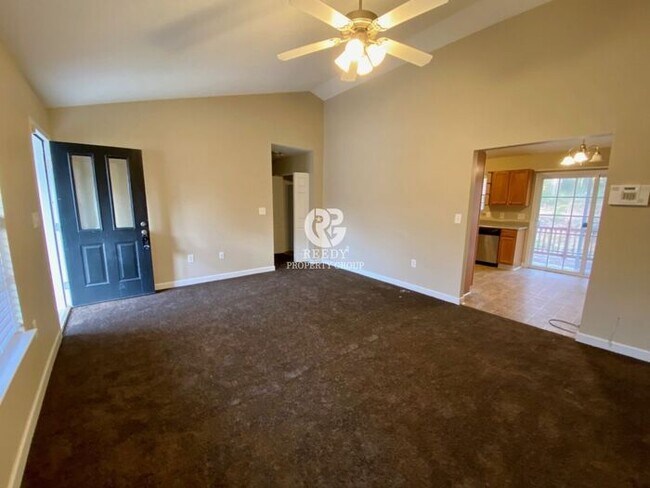Building Photo - Beautiful AND Spacious 3 bedroom & 2 bathr...