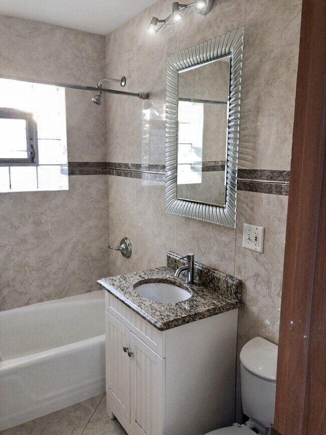 Foto del edificio - 8514 W Catalpa Ave