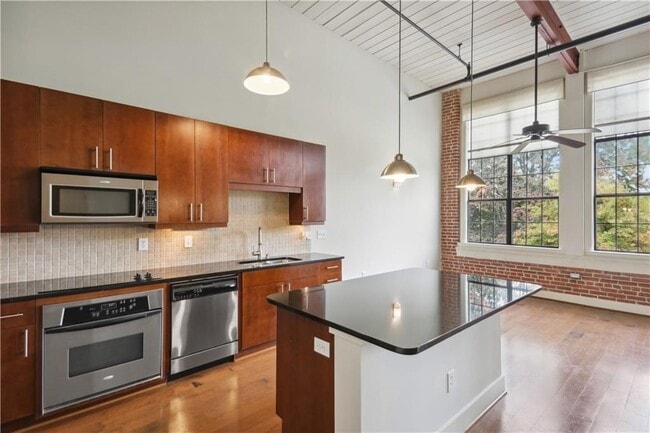 Building Photo - 1261 Caroline St NE