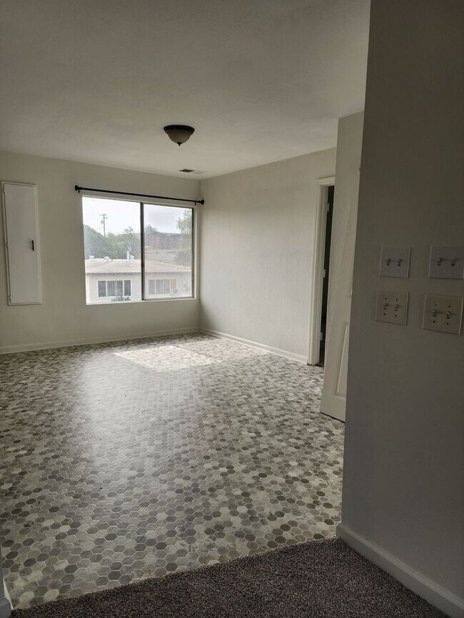 Foto del edificio - SPACIOUS 3BR / 2BA unit with Covered Parki...