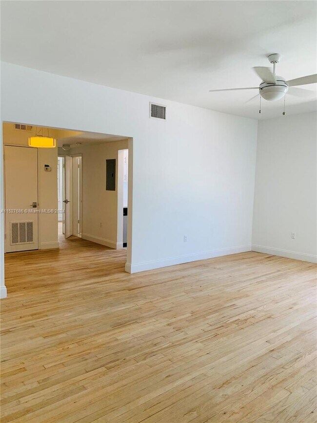 Foto del edificio - 2840 Pine Tree Dr