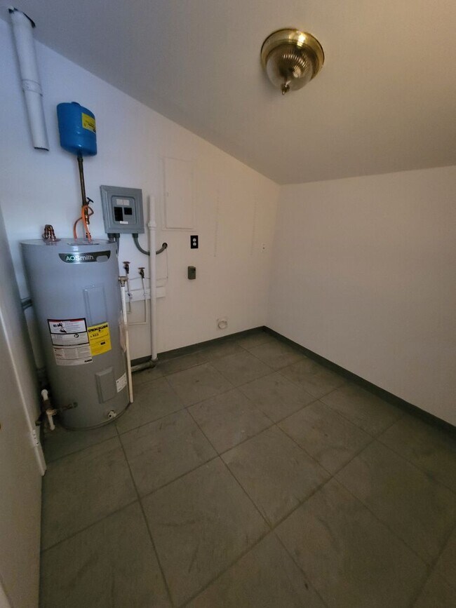 Building Photo - 3 BR in Greensboro!