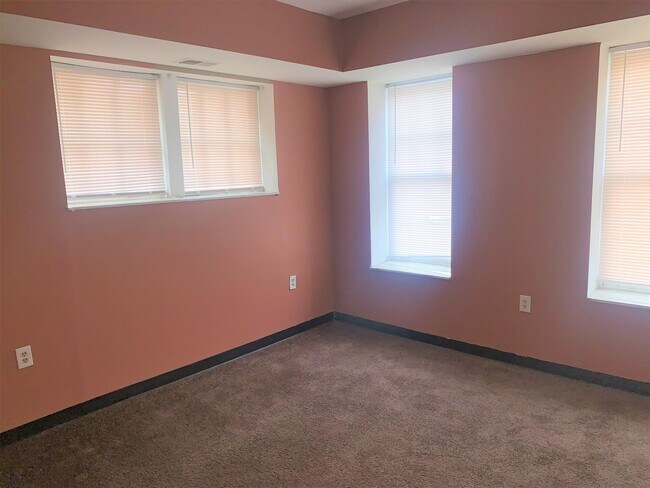 Building Photo - 590 Parkview Dr
