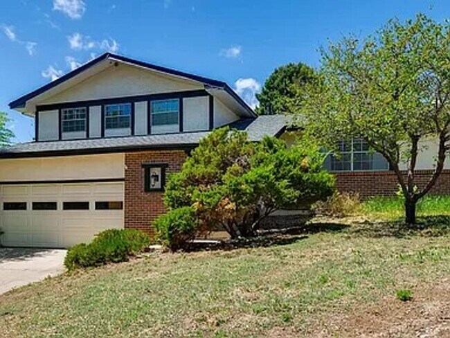 Building Photo - Spacious Home on a Large Lot in Villa Loma...