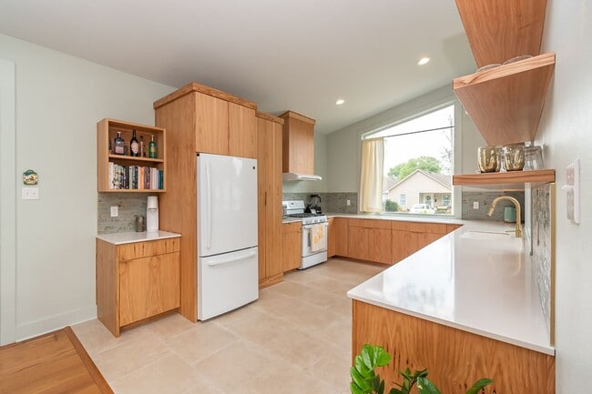 Building Photo - CHARMING, MODERN, CUSTOM HOME IN MID-CITY FOR RENT