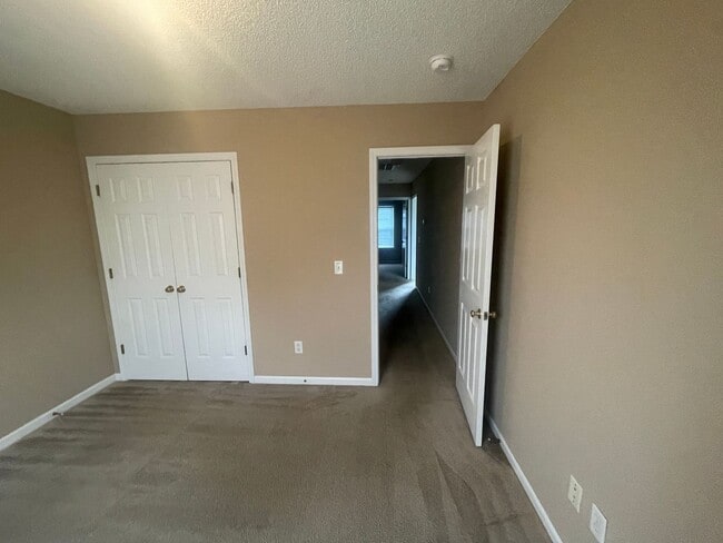 Building Photo - 2817 Valor Dr