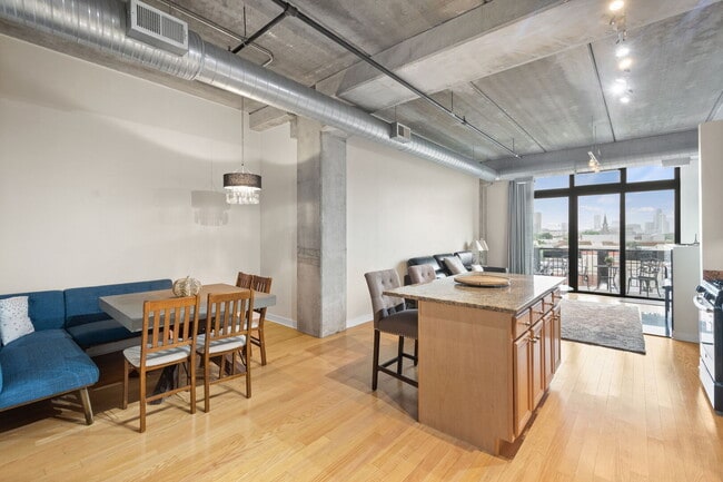 Building Photo - 811 W 15th Pl