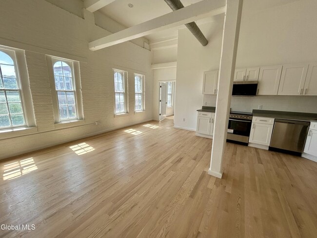 Building Photo - 155 River St