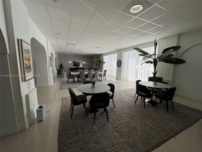 Building Photo - 3140 S Ocean Dr