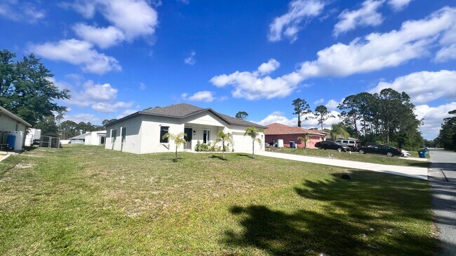 Foto del edificio - Beautiful & Modern 4 Bedroom Home in Palm ...
