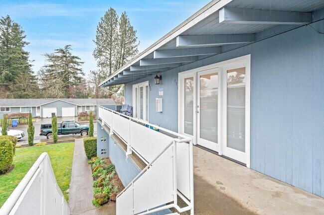 Foto del edificio - Cozy 1-bdrm/1-bath Estacada townhome—A/C, Comfortable 2-bdrm/1-bath townhome in Estacada—A/C, on-...